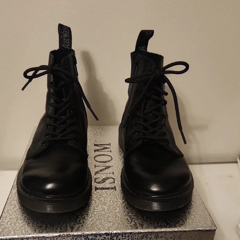 DR MARTENS Size 3. Black Lace-Up Boots